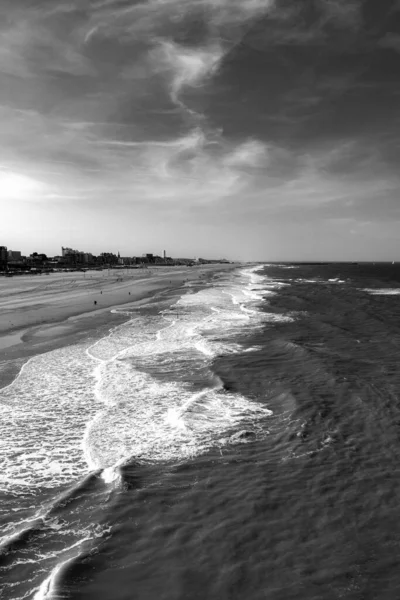 一个灰色的垂直拍摄的空旷的海滩 — 图库照片