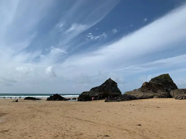 Una Playa Arena Con Enormes Rocas Negras Bajo Cielo Azul — Foto de Stock