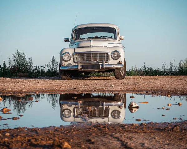 Carro Retro Branco Estacionado Frente Uma Poça — Fotografia de Stock