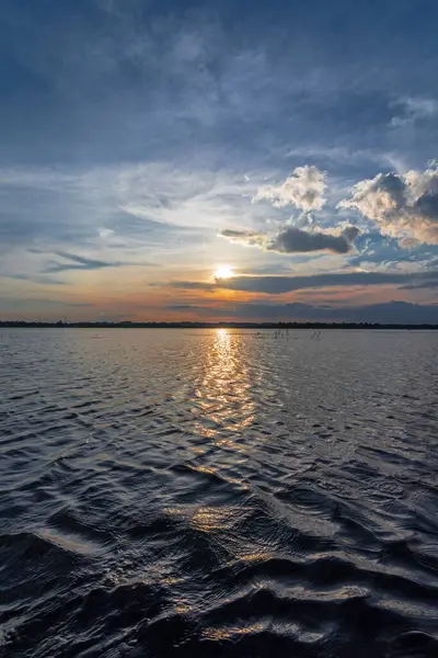 反射と雲と日没の間の海の垂直ショット — ストック写真