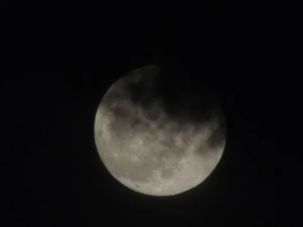 Una Bella Vista Della Luna Piena Bianca Nel Cielo Nero — Foto Stock