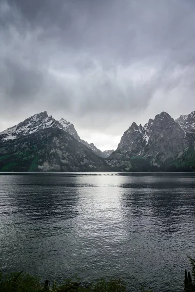 Een Verticaal Shot Van Jenny Lake Aan Voet Van Tetons — Stockfoto