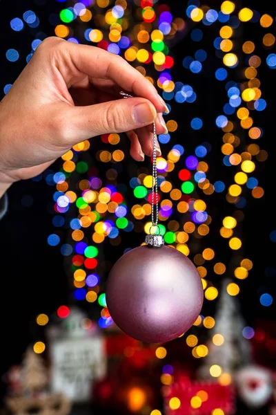 Eine Menschliche Hand Hält Weihnachtskugel Vor Bokeh Licht Hintergrund — Stockfoto