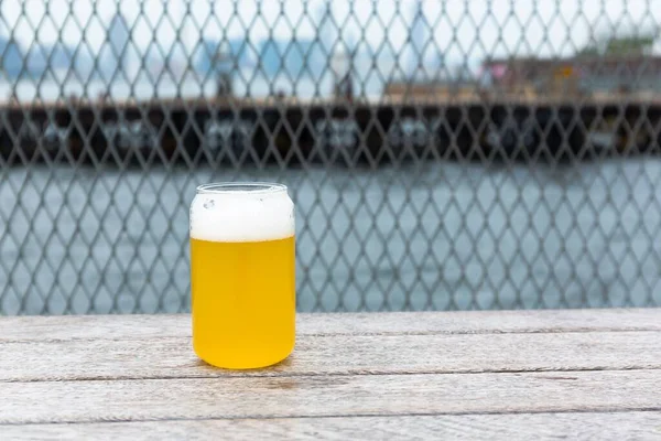 桟橋のガラスの中の軽いラガービール — ストック写真