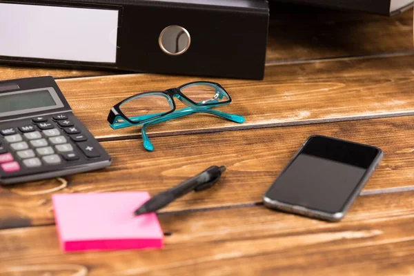 Una Mesa Con Suministros Oficina Teléfono Inteligente — Foto de Stock