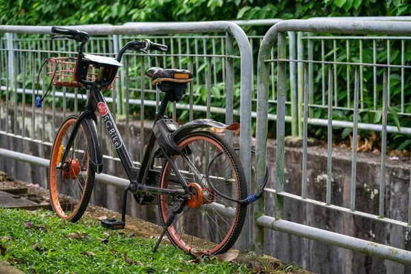 共同レンタル自転車は 個人的な使用のためにロックされて トーアPayoh シンガポール コピースペース付き水平ショット — ストック写真