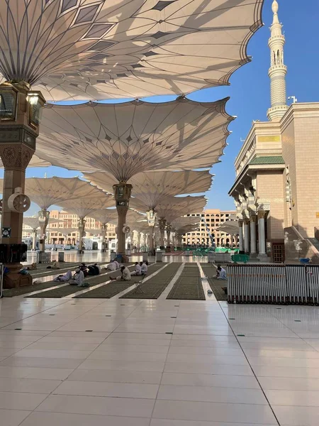 Vertical Shot Outdoor Area Prophet Mosque Covered White Designed Umbrellas — Stock Photo, Image