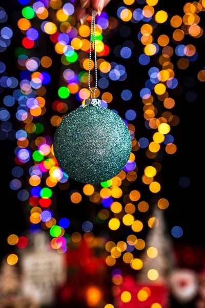 吊るされた緑のクリスマスボールを背景に — ストック写真