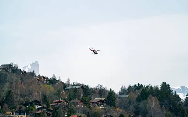 Low Angle Shot Helicopter Flying Village Mountains — Stock Photo, Image