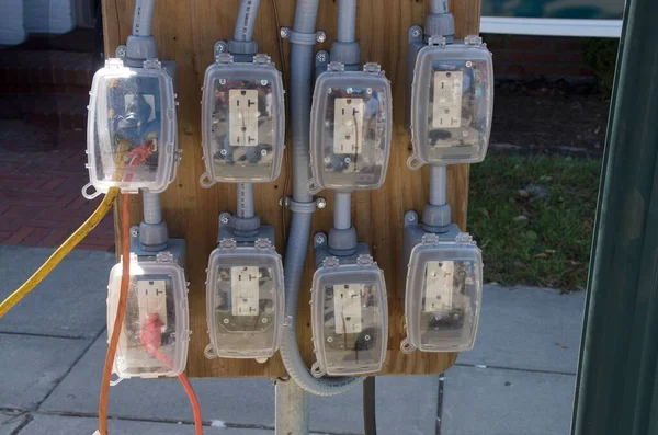 Steckdosen Versorgen Die Verkäufer Mit Zusätzlichem Strom Für Ihre Stände — Stockfoto