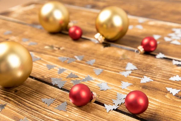 Bolas Natal Vermelho Ouro Fundo Madeira Confetes Árvores — Fotografia de Stock