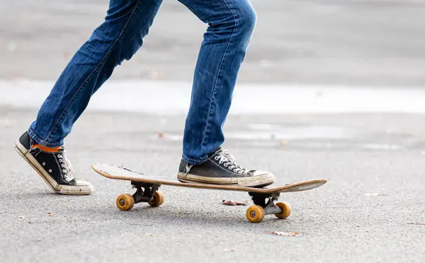 Een Persoon Een Skateboard — Stockfoto