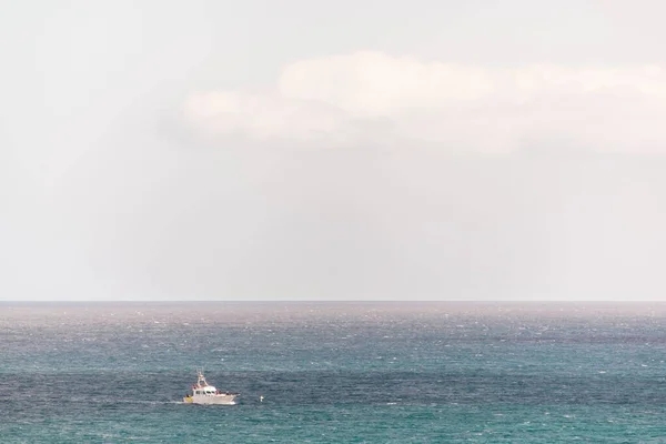 Ein Weißes Schiff Auf Dem Offenen Ozean Vor Leicht Bewölktem — Stockfoto
