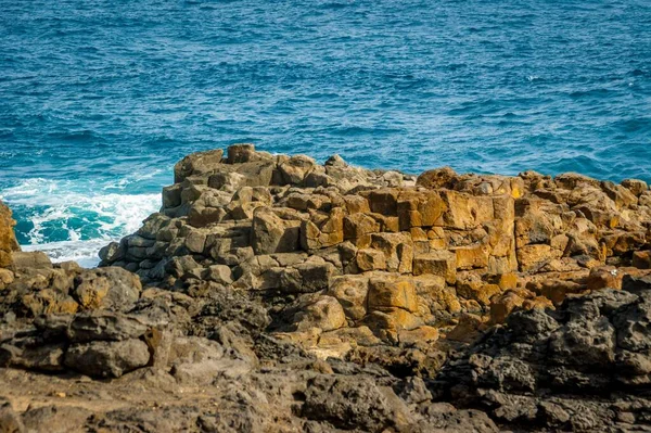 Bela Vista Costa Rochosa Oceano Atlântico Para Ondas Que Atingem — Fotografia de Stock