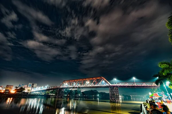 夜灯下一座金属桥的美丽镜头 — 图库照片