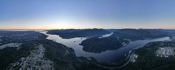 Plano Panorámico Una Ciudad Junto Lago — Foto de Stock