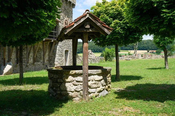 Beautiful View Stone Well Cozy Backyard Building — Stock Photo, Image