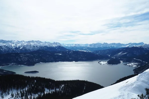 Uma Vista Panorâmica Lago Walchen Rodeado Por Montanhas Dia Ensolarado — Fotografia de Stock