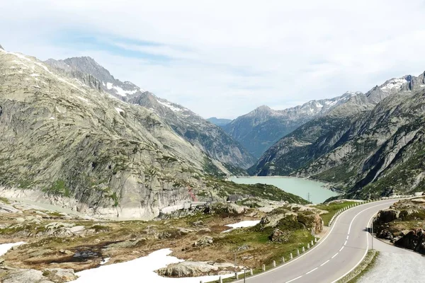 Βουνό Φράγμα Και Δρόμος Στο Πέρασμα Grimsel Στην Ελβετία — Φωτογραφία Αρχείου