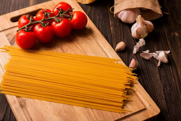 Primer Plano Pasta Seca Espaguetis Con Tomates Cherry Ajo Una — Foto de Stock