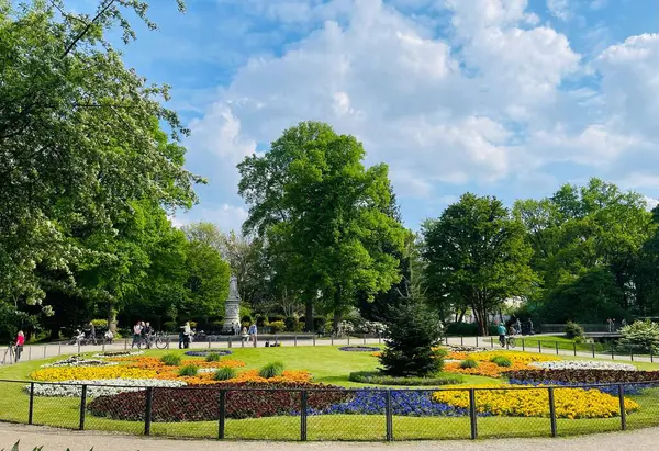 Berlin, Almanya 'da ziyaretçilerin bulunduğu güneşli bir halk parkı.