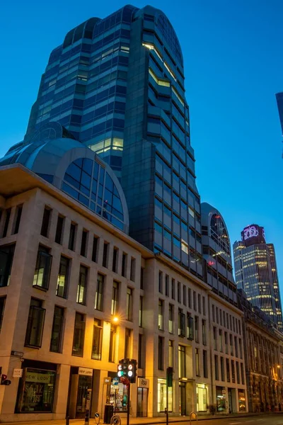 ロンドンのグレイスチャーチ ストリートの夕暮れ時の現代的な高層ビルの垂直ショット — ストック写真