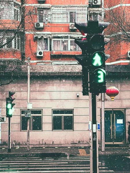 Eine Vertikale Aufnahme Einer Ampel Und Der Straße Bei Verschneitem — Stockfoto