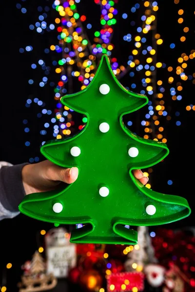 Ein Hängender Christbaumschmuck Vor Bokeh Lichtern Hintergrund — Stockfoto