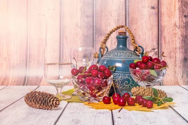 Tahta Masada Olgun Kirazlı Vazolar Şarap Sürahisi Şarap Kadehleri Akçaağaç — Stok fotoğraf