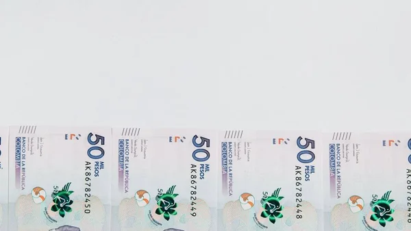 Ein Kolumbianisches Geld Fünfzigtausend Pesos Auf Weißem Hintergrund Mit Kopierraum — Stockfoto