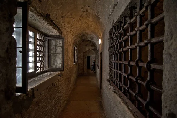 古堡中狭窄的隧道 — 图库照片