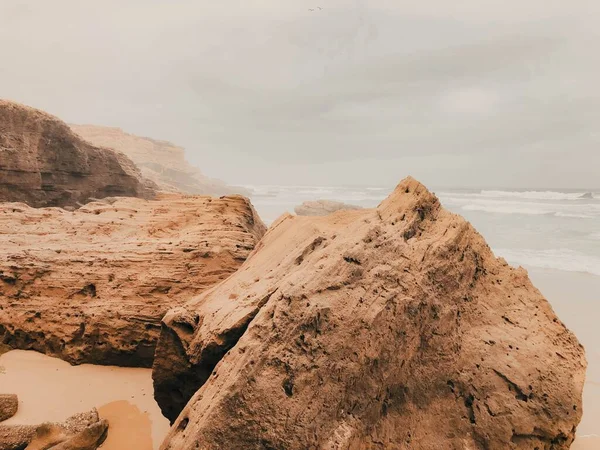 Skaliste Klify Plaży Tle Zachmurzonego Nieba — Zdjęcie stockowe
