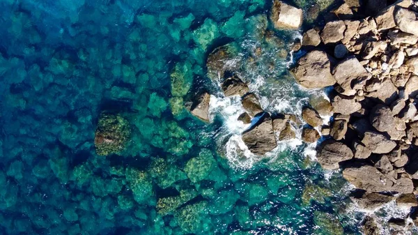 Una Toma Aérea Olas Agua Cubriendo Rocas Playa Mare —  Fotos de Stock