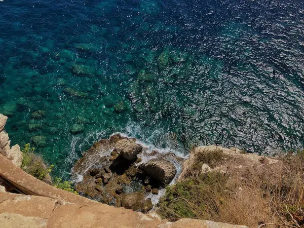 Eine Luftaufnahme Von Felsen Und Blauem Wasser Ufer — Stockfoto