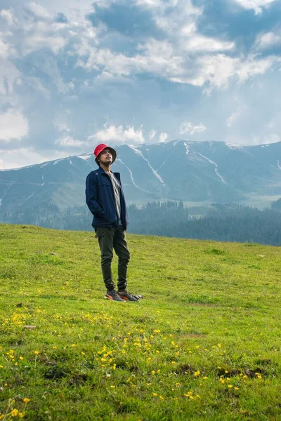 Young Handsome Man Mountain Top Gulmarg Jammu Kashmir India — Stock Photo, Image