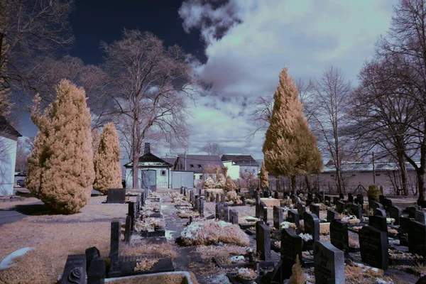 Cimetière Par Temps Froid Nuageux — Photo