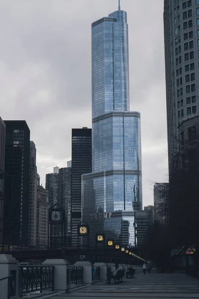 Egy Városkép Modern Épületekkel Tornyokkal Egy Felhős Napon — Stock Fotó