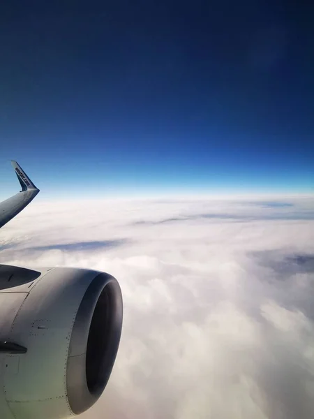 Вертикальный Снимок Крыла Самолета Неба Облаков Сделанный Время Полета — стоковое фото