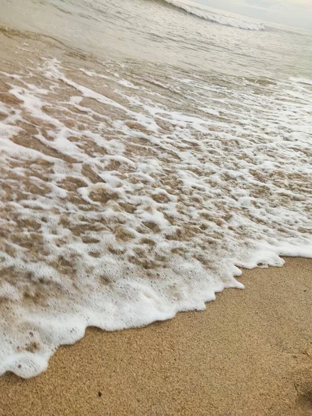 Μια Κάθετη Λήψη Των Θαλάσσιων Κυμάτων Συντρίβεται Μια Αμμώδη Παραλία — Φωτογραφία Αρχείου