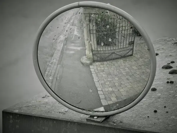 歩行者道を示す小さな鏡への眺め — ストック写真