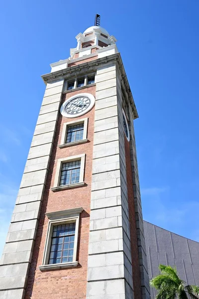 Tiro Ângulo Baixo Torre Relógio Hong Kong Dia Ensolarado — Fotografia de Stock