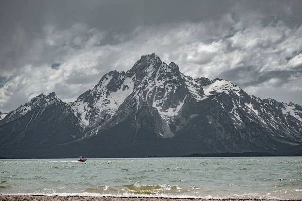 Lago Jackson Una Barca Affacciata Sulle Montagne — Foto Stock