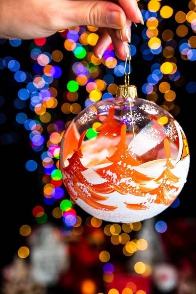 Close Mão Uma Mulher Segurando Uma Decoração Natal Contra Fundo — Fotografia de Stock