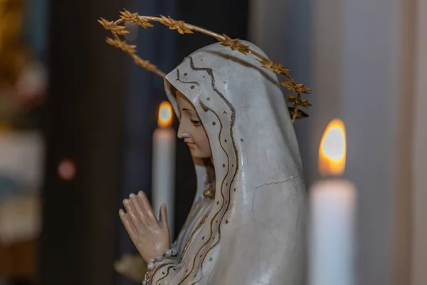 Una Estatua Virgen María Oración Cerca Las Velas Encendidas — Foto de Stock