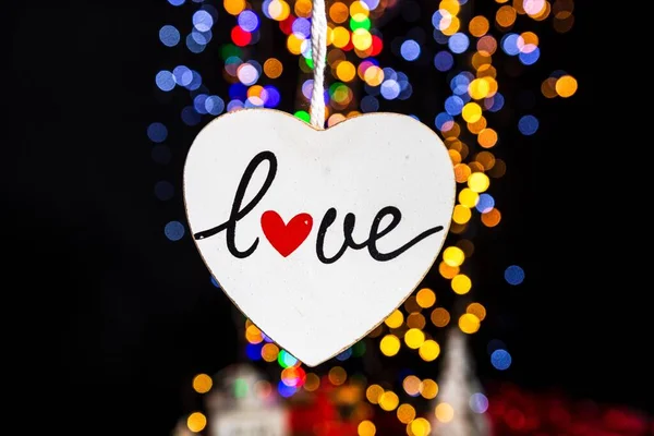 Üzerinde Aşk Yazan Bir Noel Dekorasyonunun Yakın Çekimi Bokeh Işıkları — Stok fotoğraf