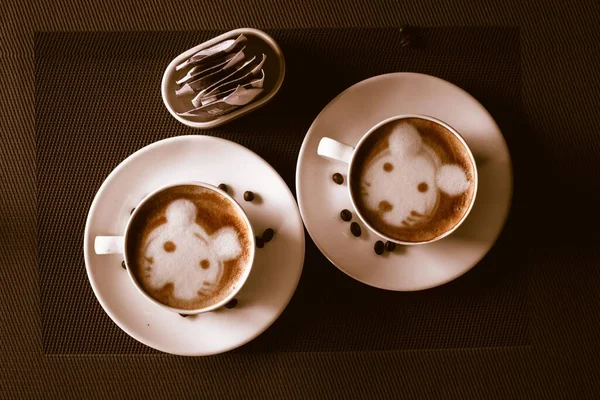 Une Vue Dessus Deux Tasses Latte Avec Motif Crème Lapin — Photo