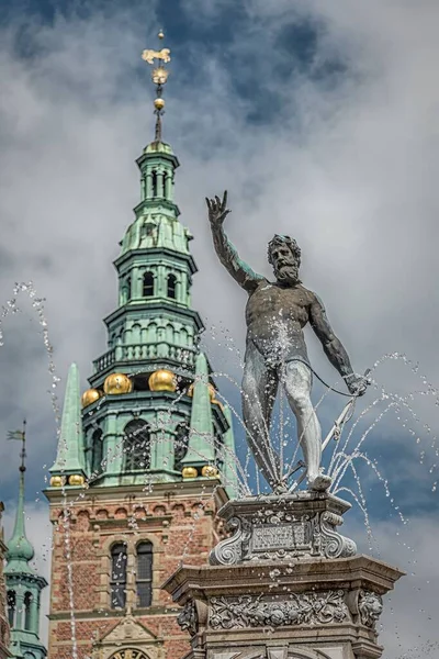 Вертикальный Снимок Фонтана Нептун Замке Фредериксборг Дании Расположенном Хиллероде — стоковое фото