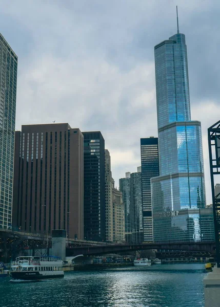 Uma Paisagem Urbana Com Edifícios Modernos Torres Dia Nublado — Fotografia de Stock