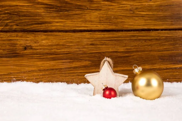 コピースペースのある木製の背景にクリスマスボールと星 — ストック写真