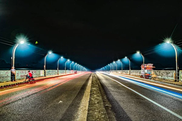Pusty Most Nocnych Światłach — Zdjęcie stockowe